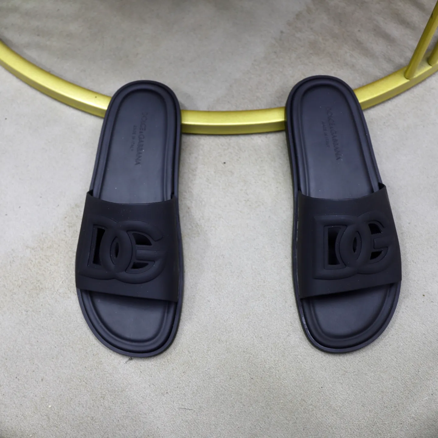 Ex-factory price: 340💰🙅‍♂️🙅‍♂️🙅‍♂️ Brand: DG Standard code: 38-44 (45 customized) Grade: Same as the official website Material: Original leather design Original lightweight wear-resistant molded outsole Style category: Men's fashion sandals Distinguished luxury brand elements Top luxury Color: Actual picture color